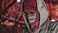 Pekerja menutup hidung dan mulut mereka saat bekerja membuat arang.