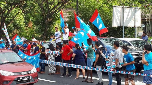 Para pendukung Mahathir tadi sore yang sempat memadati jalan menuju Istana. 
