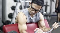 Indra juga melakukan latihan preacher curls, yang menurutnya merupakan salah satu variasi latihan untuk membentuk biceps. Lumayan berat. Tapi lebih berat lagi malunya kalo ketauan gedein tangan pake apps editan. Yekan?, terang Indra. Foto: Instagram @indraherlambang