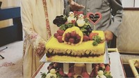 Tumpeng ini merupakan tumpeng spesial. Karena sengaja dibuat untuk merayakan ulang tahun Mahathir ke 92. Istrinya juga berusia sama dengan dirinya. Foto: Instagram @azfarinazamran