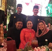Wiratama Hadi Ramanto adalah salah satu cucu Soeharto yang tampil menarik perhatian netizen saat foto-foto pernikahan Sekar beredar. Wiratama merupakan putra Siti Hutami Endang Adingsih atau Mamiek. Pria yang pernah menjadi anggota Paskribraka RI ini berpose bersama sepupunya, Gendis, Pandji Trihatmodjo dan Didit Hediprasetyo serta budenya, Titiek Soeharto. Foto: Dok. Instagram