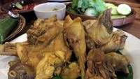 Hampir mirip dengan sajian Hj. Ciganea. Sambal Hejo Sambal Dadak yang ada di Exit Tol Jatiluhur KM. 84, Jalan Pemuda N0. 32 ini punya sajian ayam goreng basah dan sambal yang enak dipadu dengan nasi dan lalapan. Foto: Dok. detikFood