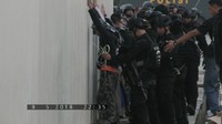 Sebelumnya diberitakan, sebanyak 156 tahanan terorisme menyandera 9 orang polisi di Mako Brimob. Lima anggota polisi gugur sementara 4 orang lainnya terluka. Satu orang tahanan terorisme tewas karena melawan dan merebut senjata petugas. Sebanyak 155 sisanya akhirnya menyerahkan diri.  Foto: Dok. Polri