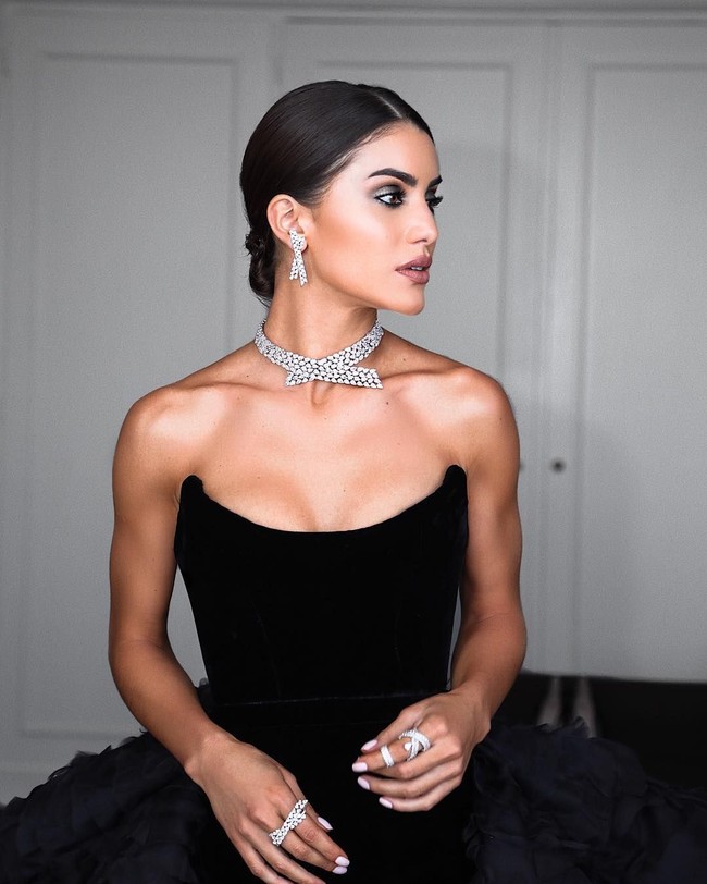 Penampilan Camila Coelho semakin mewah karena dia melengkapi gayanya dengan perhiasan dari brand Messika. Dia memakai kalung bertabur berlian seri Love Knot dan anting berlian yang matching dengan cincinnya. Foto: Dok. Instagram Camila