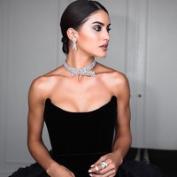 Penampilan Camila Coelho semakin mewah karena dia melengkapi gayanya dengan perhiasan dari brand Messika. Dia memakai kalung bertabur berlian seri Love Knot dan anting berlian yang matching dengan cincinnya. Foto: Dok. Instagram Camila