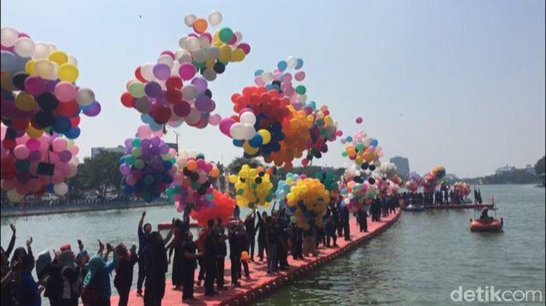 5.000 Balon Warnai Langit Danau Sunter Sambut HUT Jakarta 5.000 Balon Warnai Langit Danau Sunter Sambut HUT Jakarta