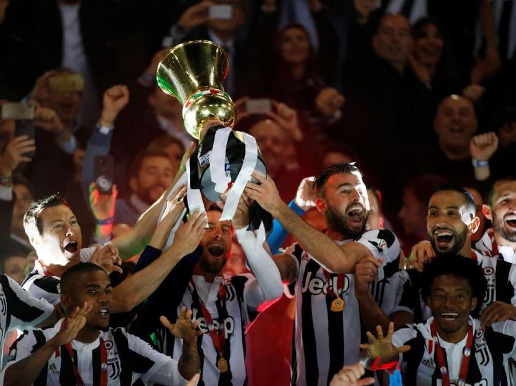 Foto: Juventus Angkat Trofi Coppa Italia