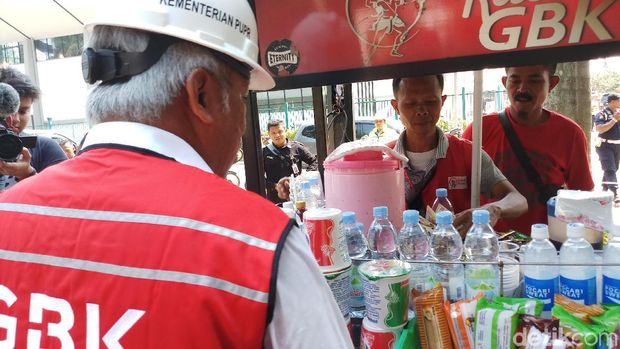 Aksi Menteri Basuki Jajan Kopi Saat Cek Kesiapan Asian Games