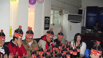 Hal unik di Jepang, fan-meeting menggunakan botol minum Coca-Cola. Foto: Boredpanda