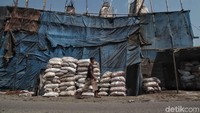 Satu karung berisi sekitar 15 kilogram.