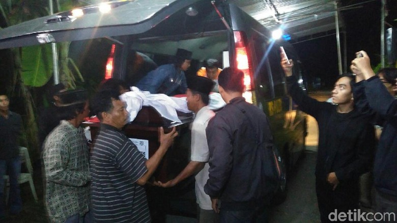 Isak Tangis Mewarnai Saat Jenazah Briptu Wahyu Tiba di Kebumen Isak Tangis Mewarnai Saat Jenazah Briptu Wahyu Tiba di Kebumen