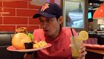 Ini Gaya Keren Chand Kelvin Saat Makan Pecel Ayam hingga Kepiting Jumbo