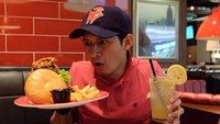 Kalap. tulis Chand di akun Instagramnya, dengan burger berukuran besar dengan kentang goreng renyah di sampingnya. Duh, bikin lapar, ya? Foto: Instagram @chand_kelvin