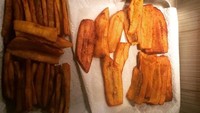 Dalam akun Instagramnya beberapa waktu lalu, pelantun lagu Treasure ini ternyata pernah memasak. Ia terlihat sedang menggoreng pisang olahan yang jadi camilannya. Foto: Instagram @brunomars