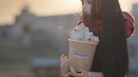 Mau lihat sosok Mini Me yang cantik? Ini dia saat foto sendiri sambil menikmati popcorn. Sebagai boneka, Mini Me ini tampak modis banget. Foto: Instargram @iretaro