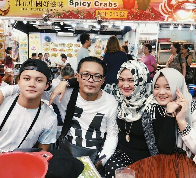 Ketika liburan bersama. Tampak di foto Sule dan Lina bersama Rizky Febian dan Putri Delina. (Foto: Instagram)