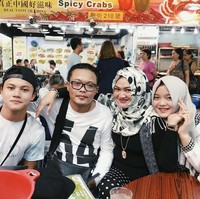 Ketika liburan bersama. Tampak di foto Sule dan Lina bersama Rizky Febian dan Putri Delina. (Foto: Instagram)