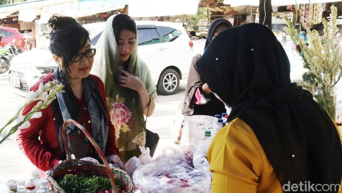 Sejumlah pedagang bunga untuk ziarah kian menjamur di kawasan TPU Karet Bivak. Ramainya peziarah membawa berkah bagi para penjual musiman ini.