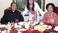 Wah, Mahathir dan istrinya ternyata dekat dengan selebriti. Ini saat mereka makan bersama penyanyi kondang bernama Elaine. Foto: Instagram @leelaine9 