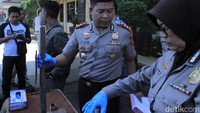 Kapolres Bandung AKBP Indra Hermawan mengatakan insiden berdarah menewaskan Enung Juhariyah (60) dan melukai Hera (30) ini berlangsung Senin (6/5) malam, sekitar pukul 20.30 WIB. Pelaku yaitu Diman Jurianto mengeksekusi ibu kandung dan istrinya tersebut di rumahnya, Kampung Talun, Desa Batukarut, Kecamatan Arjasari, Kabupaten Bandung. (Foto: Wisma Putra/detikcom).