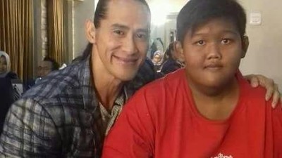 Momen-momen Intim Bocah Tergemuk di Dunia dengan Binaragawan Ade Rai
