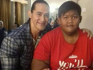 Momen-momen Intim Bocah Tergemuk di Dunia dengan Binaragawan Ade Rai