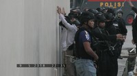 Para narapidana teroris menghadap tembok dan dijaga polisi bersenjata (Foto: Dok. Polri)