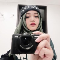 Berusia remaja, Putri Delina yang baru 18 tahun berusaha tampil kekinian dengan memadukan hijab dan topi. Foto: Dok. Instagram Putri Delina