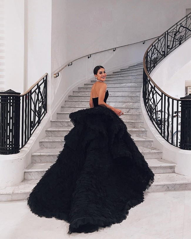 Blogger kecantikan berusia 30 tahun itu membuat debutnya di karpet merah Cannes jadi tak terlupakan. Camila memilih gaun megah dari Ralph & Russo Haute Couture seharga US$ 1 juta atau sekitar Rp 14 miliar. Foto: Dok. Instagram Camila