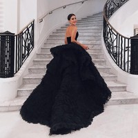 Blogger kecantikan berusia 30 tahun itu membuat debutnya di karpet merah Cannes jadi tak terlupakan. Camila memilih gaun megah dari Ralph & Russo Haute Couture seharga US$ 1 juta atau sekitar Rp 14 miliar. Foto: Dok. Instagram Camila