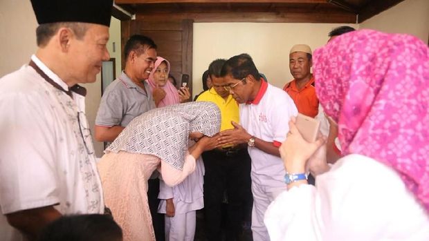 Pelukan Mensos untuk Putra Aipda Denny, Korban Rusuh Mako Brimob