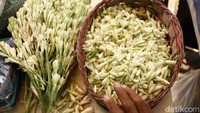 Jelang Ramadan, para penjual bunga ini terus bermunculan.