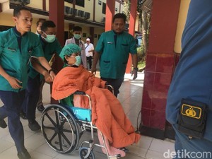 Diantar Ambulans, Satu Orang Berkursi Roda Masuk RS Polri
