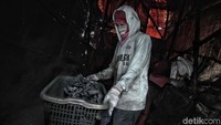 Mereka juga mengeluhkan sulitnya mendapatkan bahan baku itu.