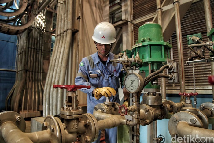 Sejumlah tenaga kerja asing dari Mitsubishi Jepang berada di dalam proyek PLTGU Jawa 2 area PT Indonesia Power UPJP Tanjung Priok, Jakarta Utara.