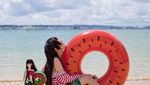 Unik dan Kompak! Aksi Makan Model Jepang Bareng Boneka Cantiknya