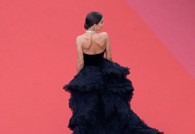 Gaun megah itu tampil dengan siluet strapless berbahan velvet dan rok silk organza asimetris sepanjang tujuh kaki. Semakin mewah karena gaun itu dibuat tangan. Dibutuhkan 500 jam untuk membuatnya. Foto: Pascal Le Segretain/Getty Images