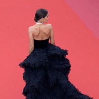 Gaun megah itu tampil dengan siluet strapless berbahan velvet dan rok silk organza asimetris sepanjang tujuh kaki. Semakin mewah karena gaun itu dibuat tangan. Dibutuhkan 500 jam untuk membuatnya. Foto: Pascal Le Segretain/Getty Images