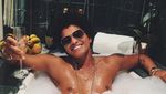 Serunya Pose Bruno Mars Saat Menyantap Buah hingga Minum Champagne
