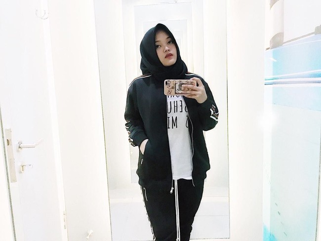 Memakai tracksuit yang tengah tren, Putri Delina berpose selfie dengan gaya hijab Turki. Foto: Dok. Instagram Putri Delina