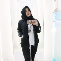 Memakai tracksuit yang tengah tren, Putri Delina berpose selfie dengan gaya hijab Turki. Foto: Dok. Instagram Putri Delina