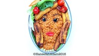 Yang membuat food art Hanefaah berbeda dengan karya lainnya adalah, Hanefaah menggunakan makanan tradisional dari Nigeria sebagai bahan utamanya. Foto: Instagram @muslimahanie
