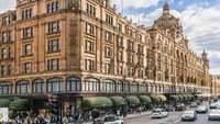 Harrod’s, London, luasnya lebih dari satu juta kaki persegi. Konsumen akan sulit sekali untuk tidak menemukan sesuatu untuk dibeli di toko serba ada raksasa ini. Istimewa/readersdigest.ca