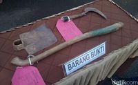 Barang bukti cangkul dan sabit.