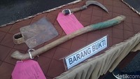 Barang bukti cangkul dan sabit ini disita polisi. Pelaku terancam kurungan penjara selama 15 tahun karena telah melanggar Pasal 351 Ayat 2 dan 3 dan atau Pasal 44 ayat 4 UU Nomor 23 Tahun 2004 tentang Kekerasan Dalam Rumah Tangga. (Foto: Wisma Putra/detikcom)