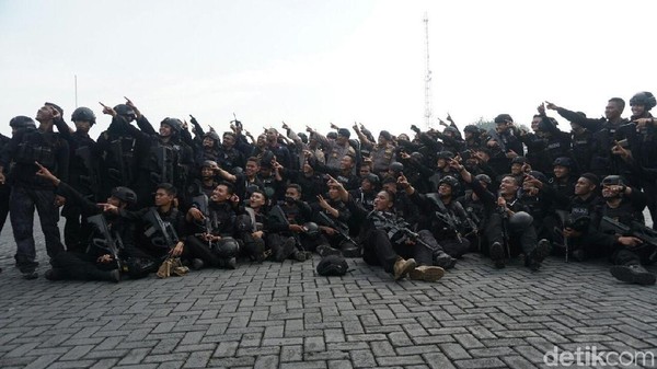 Foto: Ekspresi Syukur Anggota Brimob Usai Berakhirnya Penyanderaan