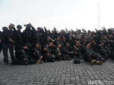 Foto: Ekspresi Syukur Anggota Brimob Usai Berakhirnya Penyanderaan