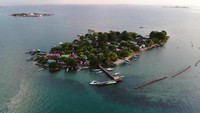 Sebelum adanya PLTS Terpusat ini, kebutuhan listrik dan penerangan warga di Pulau Saugi, Desa Mattiro Baji, Kabupaten Pangkajenen Kepulauan (Pangkep)yang mayoritas berprofesi sebagai nelayan ini dipenuhi dengan genset swadaya, menyala dari jam 5 sore hingga jam 9 malam.  Dok. Kementerian ESDM.