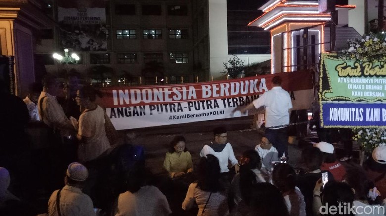 Warga hingga Politikus Gelar Doa #KamiBersamaPolri Warga hingga Politikus Gelar Doa #KamiBersamaPolri