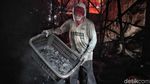 Yuk! Lihat Proses Pembuatan Arang Batok Kelapa